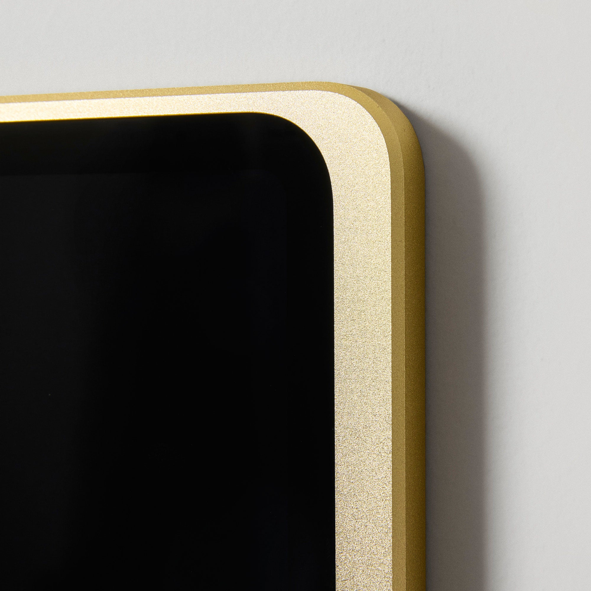 Dame Wall 2.0 wall mount for iPad Pro 11" M4 Rounded shape, flush with the iPad