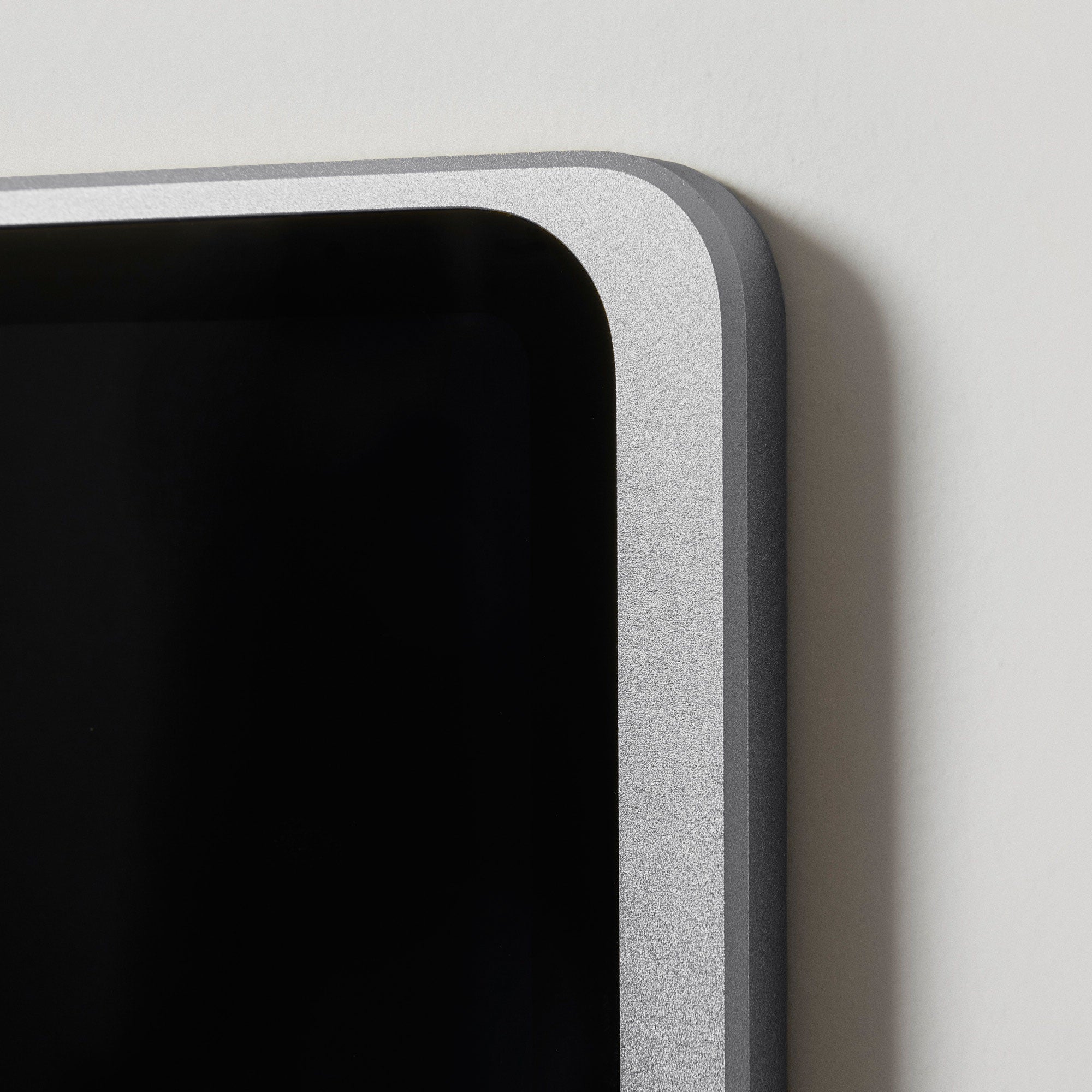 Dame Wall 2.0 for iPad Pro 11" M4 wall mount rounded shape, flush with the iPad