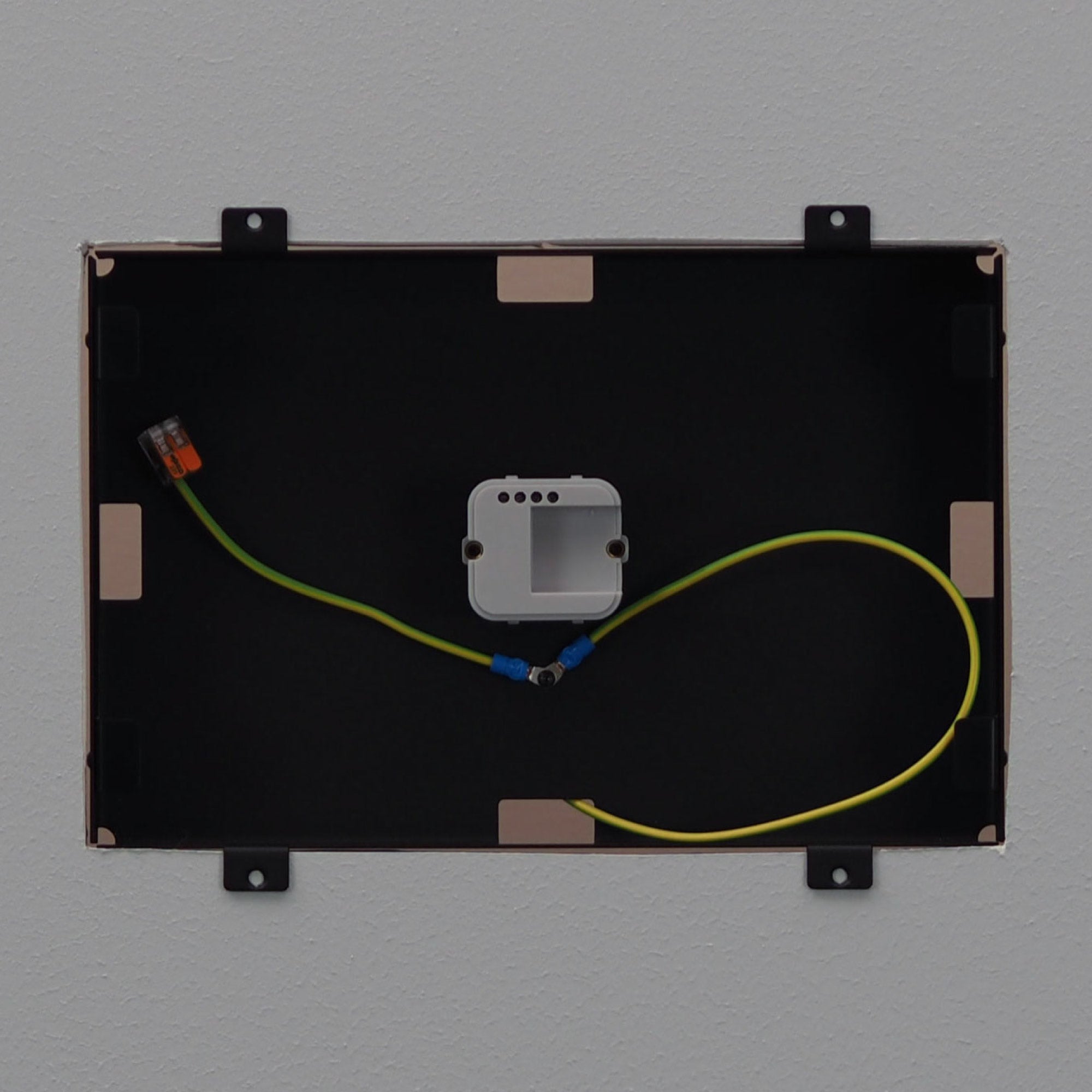 Whiz wall mount with integrated charging cable