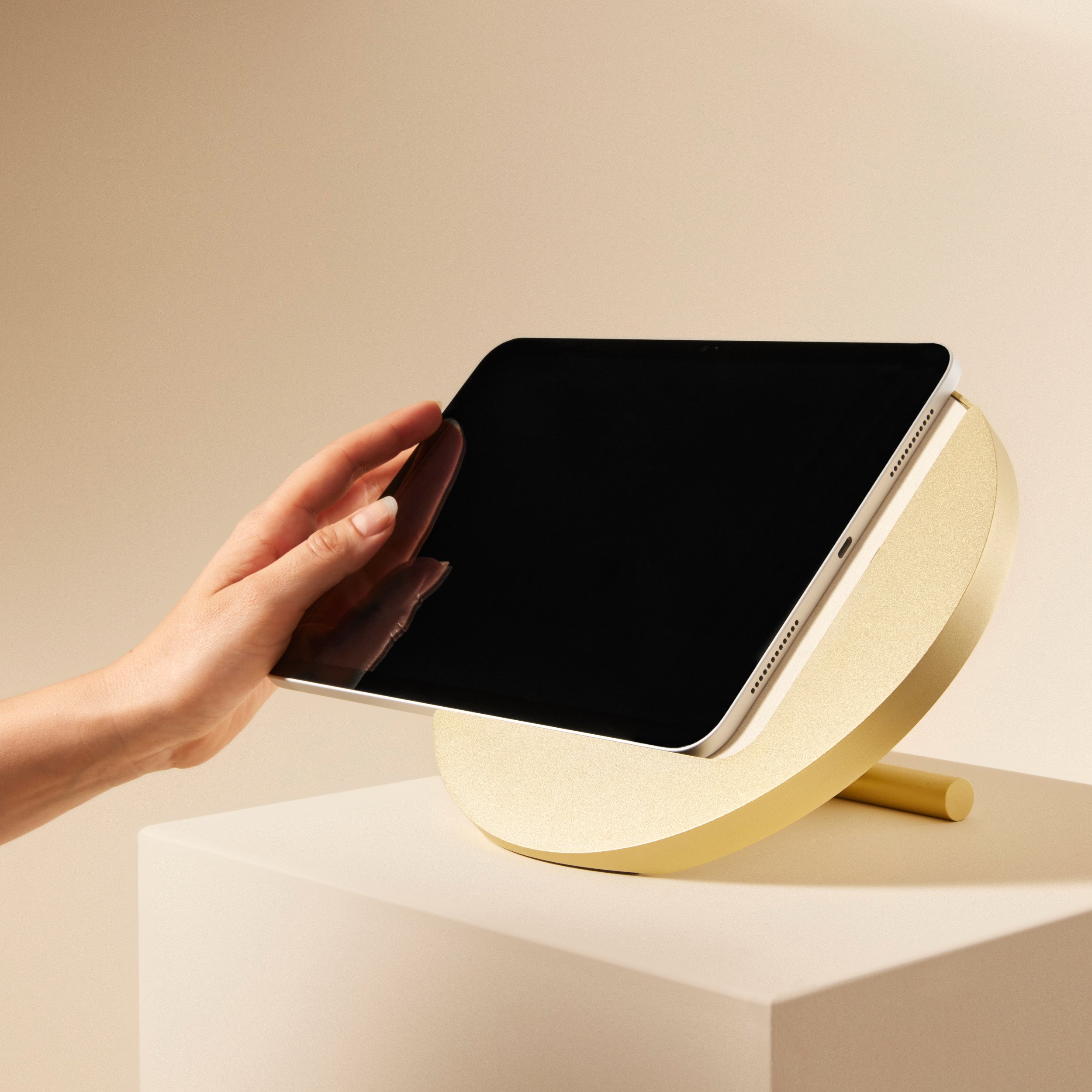 Sunset Stand with easy removal and insertion of the iPad