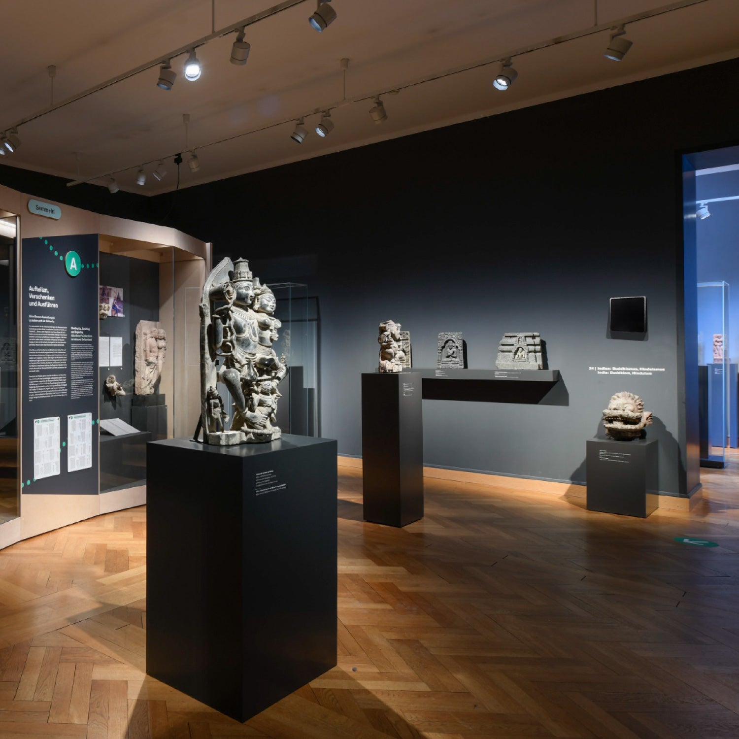 Displine wall mounts and stands for museum and exhibitions